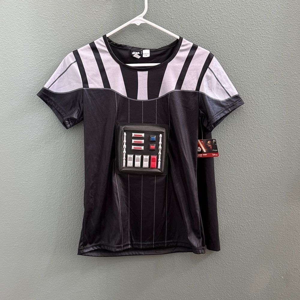NWT Woman’s Star Wars Darth Vader Shirt Sz S/M with Cape